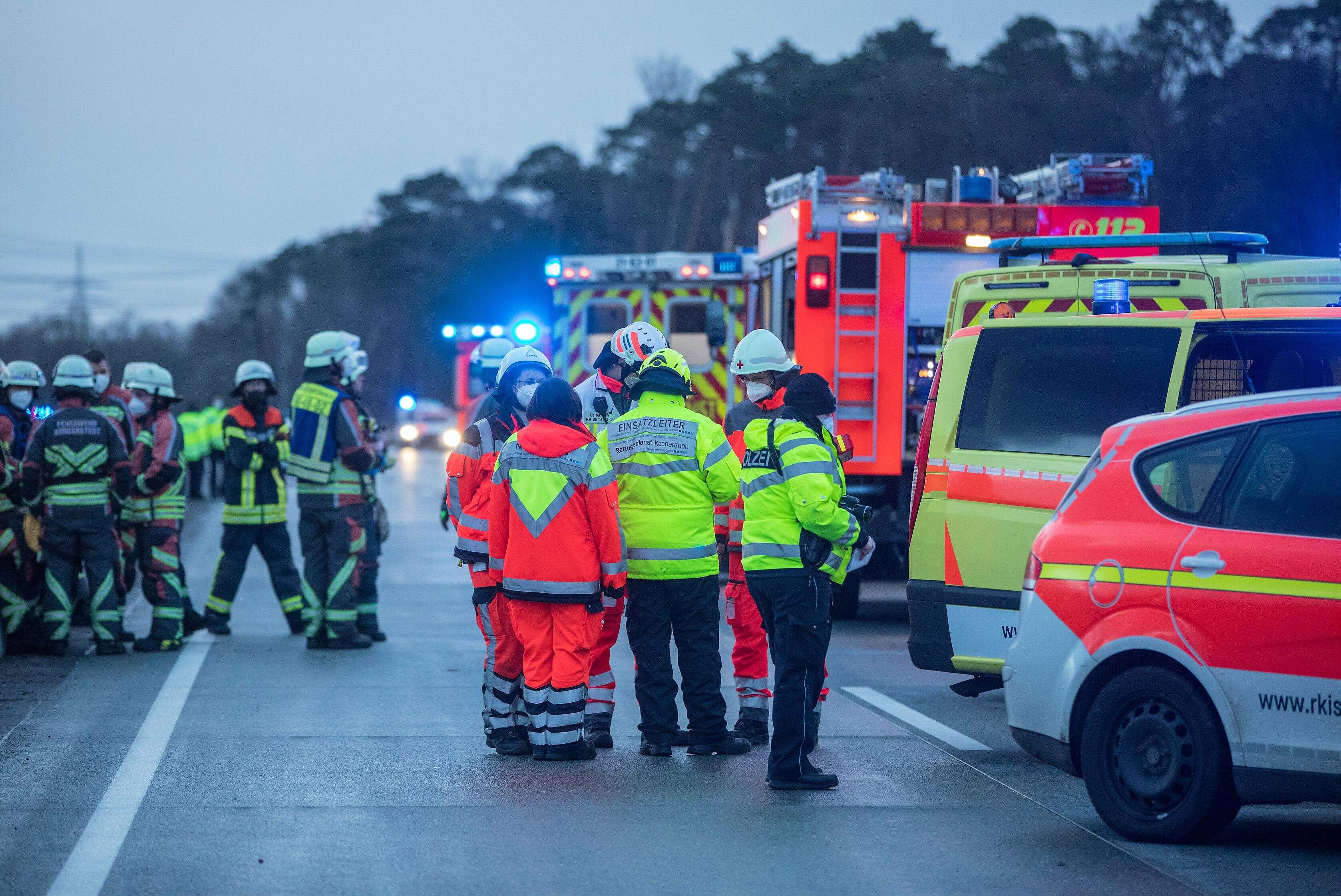 Vollsperrung! - Fahrzeug kommt nach Reifenplatzer von der Fahrbahn ab - 2 Personen tot