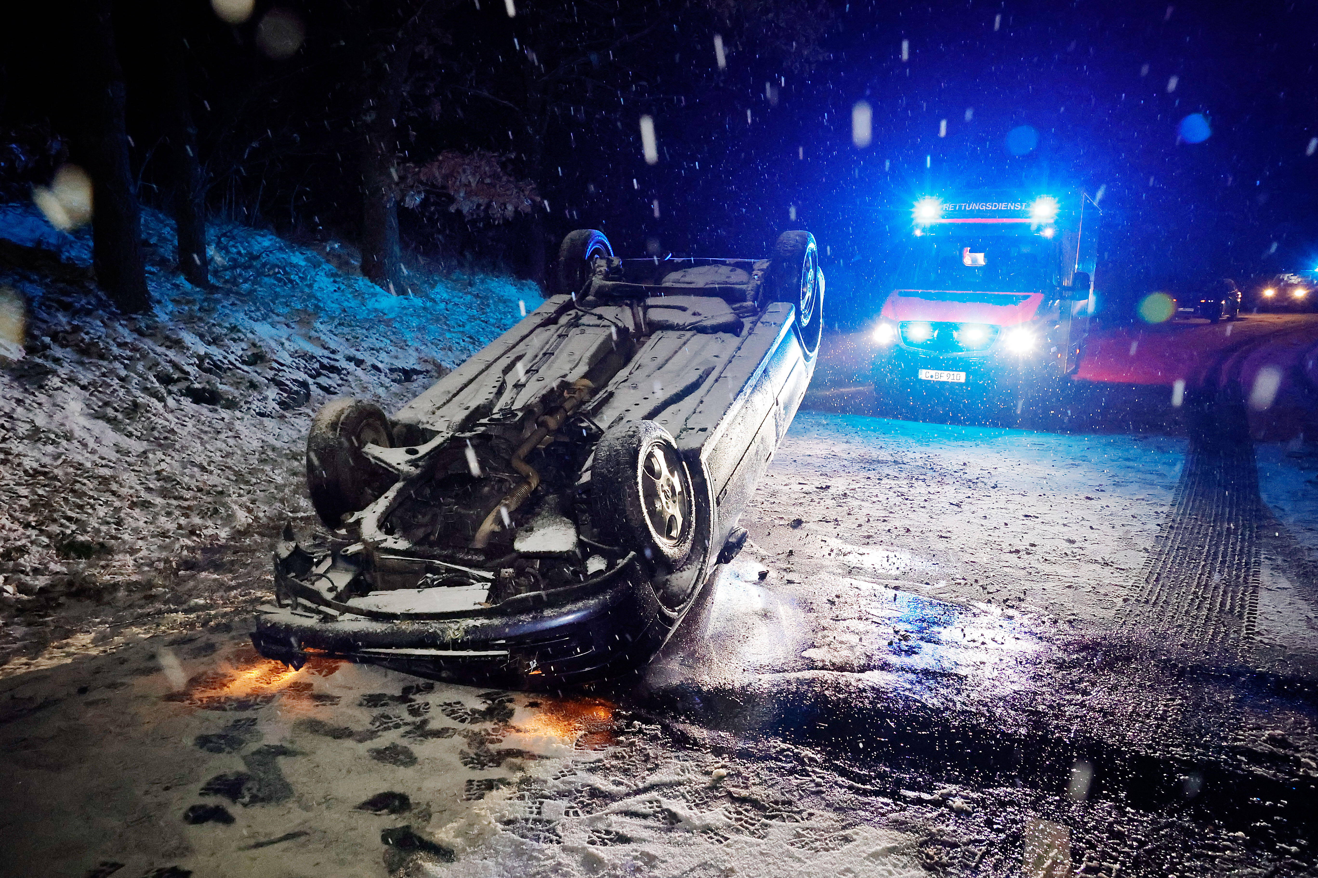 Schwerer Unfall! Polizeiwagen überschlägt sich und landet auf dem Dach! – Insgesamt 3 Personen verletzt