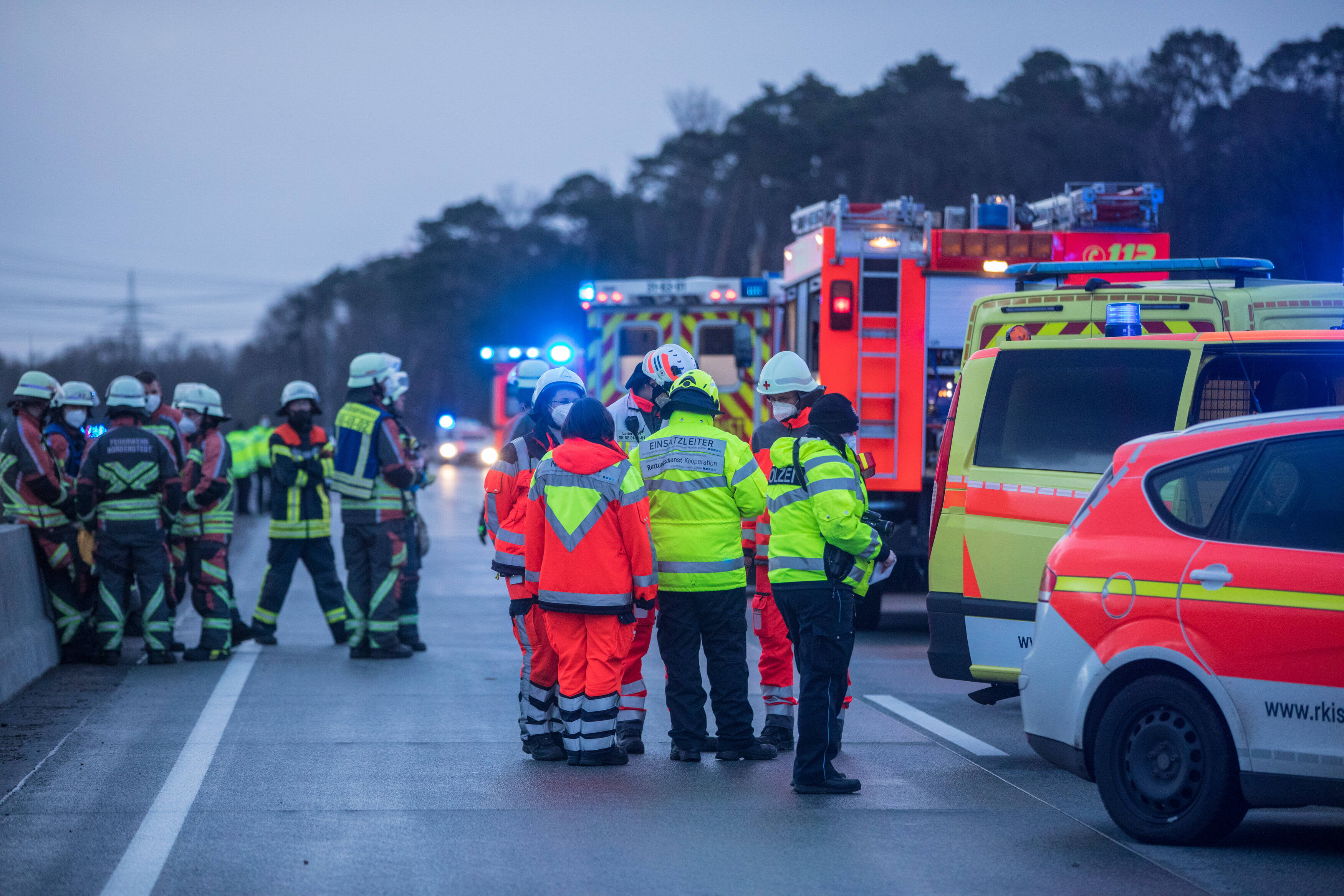 Massenkarambolage auf der Autobahn! Mehrere Verletzte gemeldet - Vollsperrung