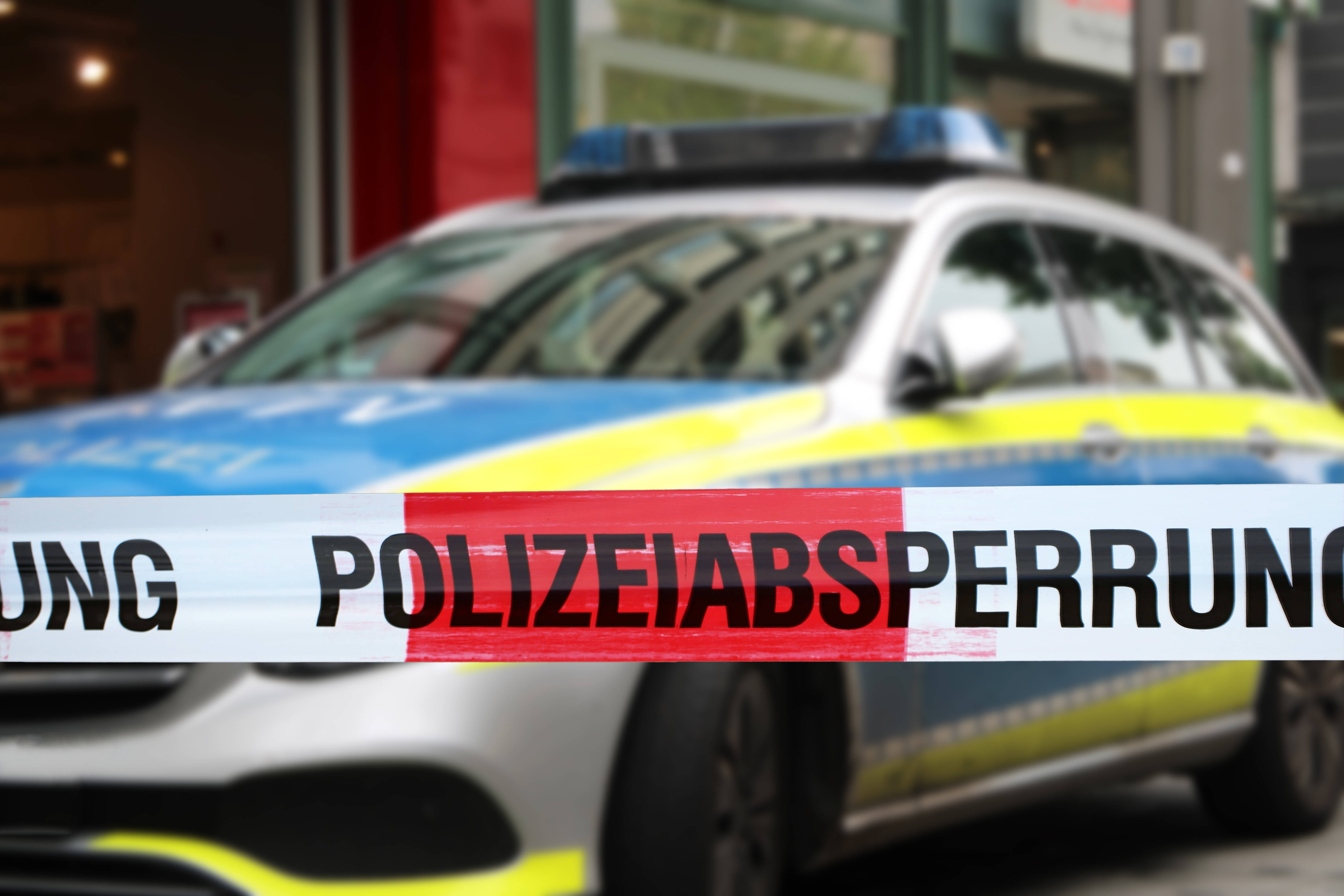 Brutaler Überfall mit Maschinenpistolen - Unbekannte Täter rauben Geldtransporter auf der A20 aus - Fahrzeuge wurden nach Überfall angezündet
