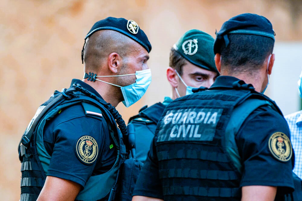 Spanische Polizei nimmt 5 deutsche Urlauber fest - Sie sollen gemeinsam eine Touristin aus Deutschland vergewaltigt haben
