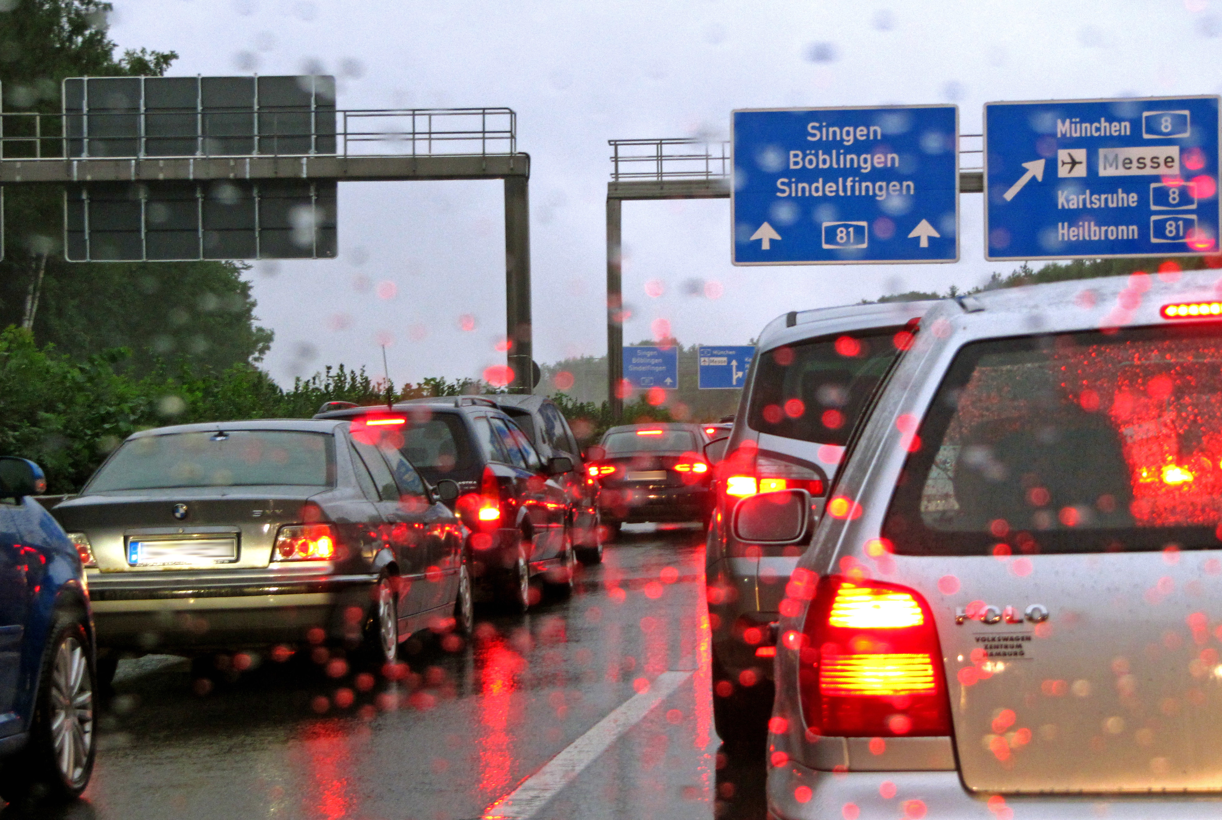 Vollsperrung! Schwerer LKW-Unfall auf der Autobahn - Verunglückter Lkw sorgt für Chaos im Ferienverkehr