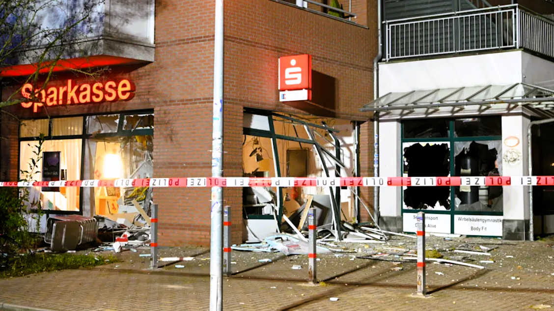 Bank gesprengt! Polizei warnt - bewaffnete Räuber auf der Flucht nach schwerem Banküberfall!