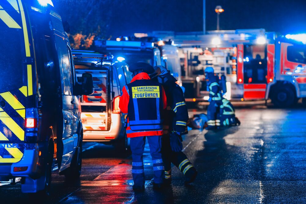 Tödlicher Unfall - Frau von Fahrzeug erfasst und getötet - Person am Steuer flieht vom Unfallort