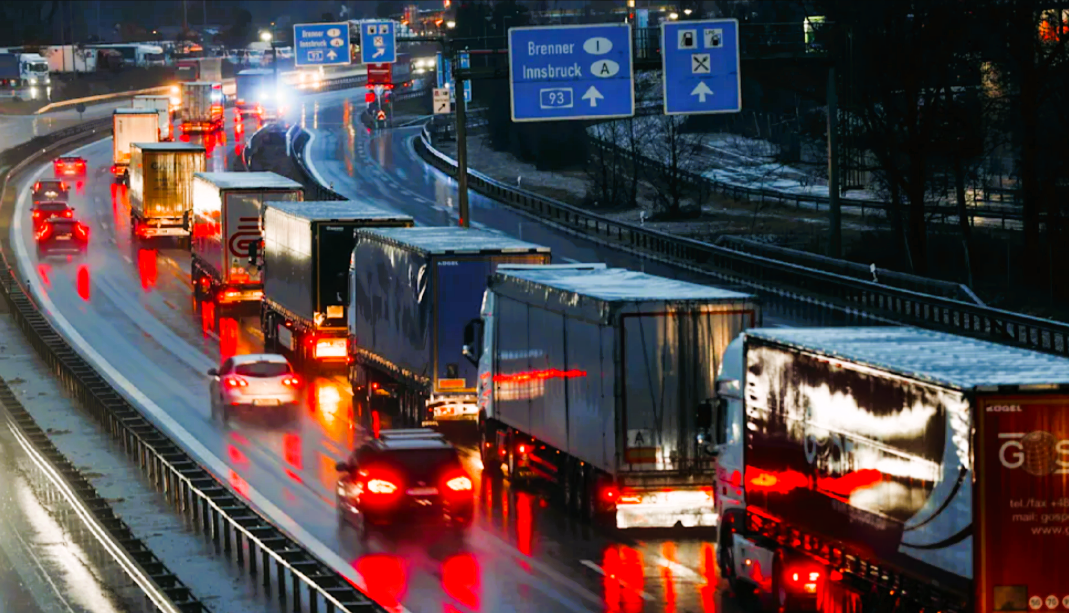 Vollsperrung! Tödlicher Unfall auf der Autobahn - Fahrzeug überschlägt sich und bleibt auf Dach liegen