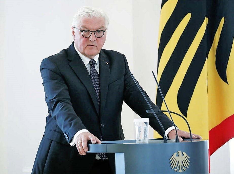 Deutscher Politiker tot! Er bricht im Schloss Bellevue vor dem Bundespräsidenten zusammen und stirbt