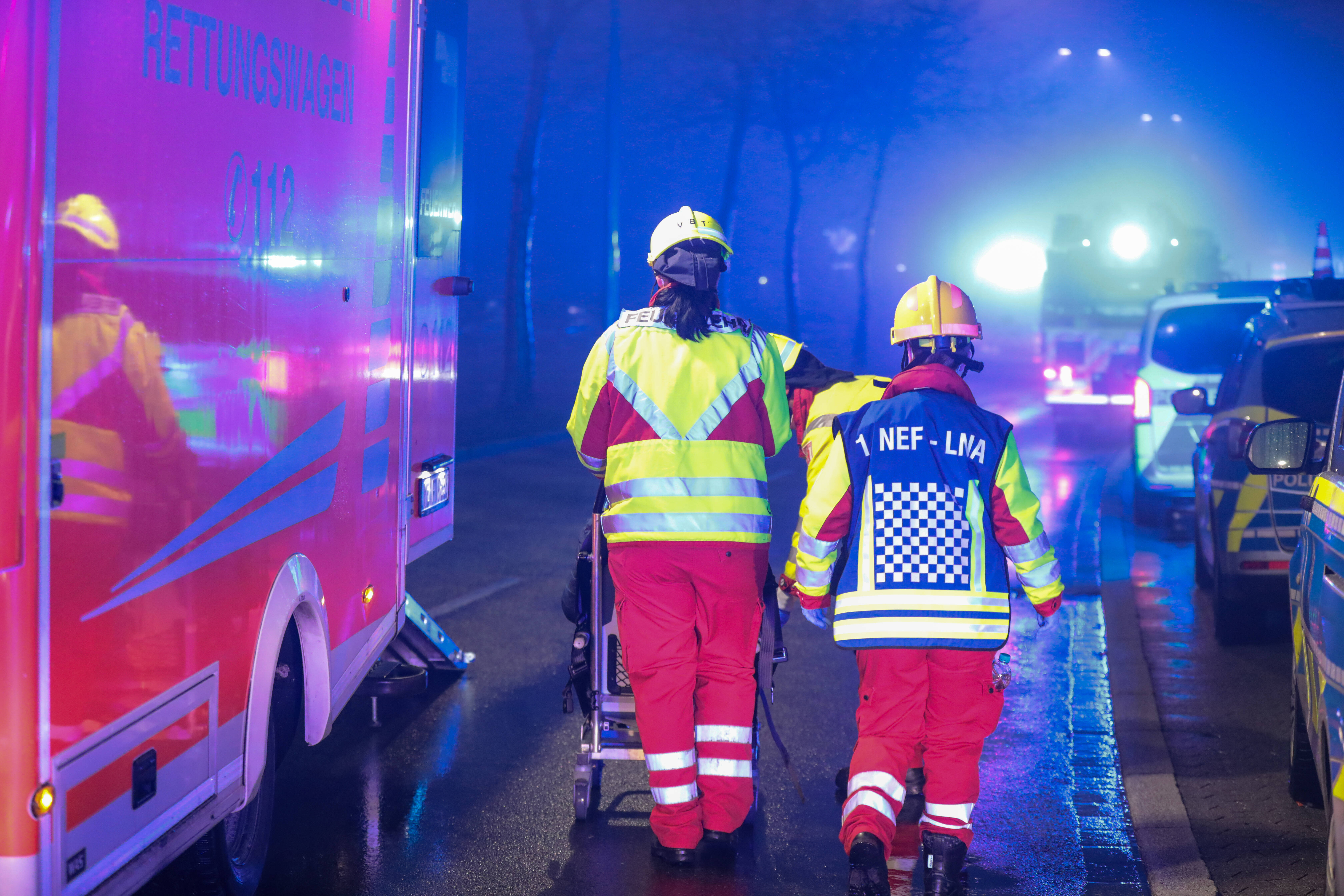 SUV überrollt Frau und schleift sie mehrere Meter mit! Die Frau überlebte nicht - Polizei sucht nach Augenzeugen