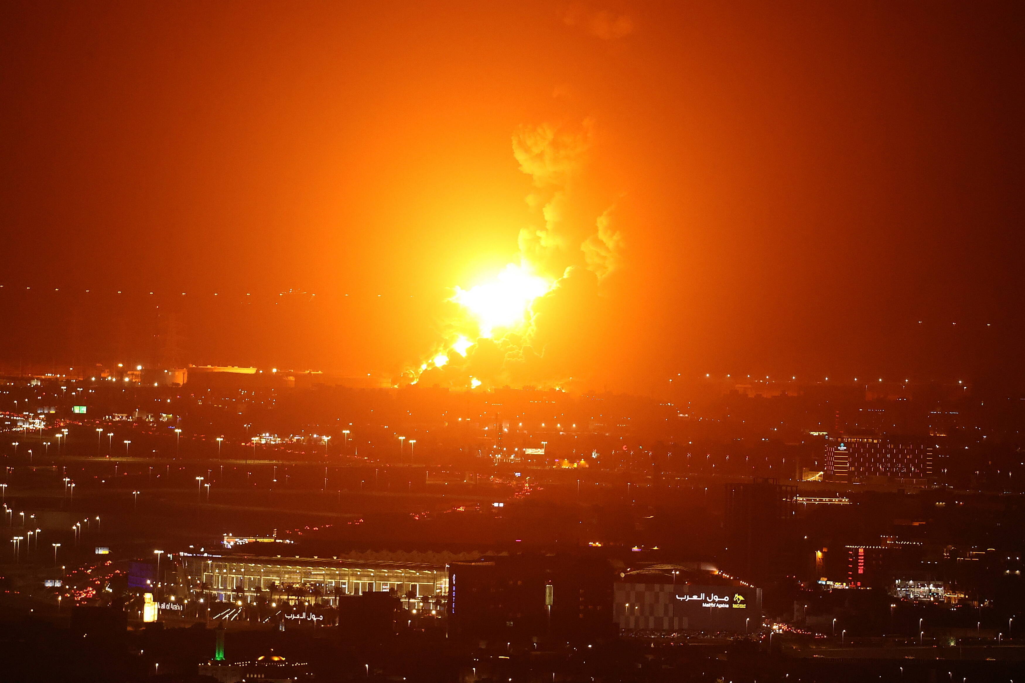 Terroranschlag in Russland! Größte Ölraffinerie Sibiriens steht in Flammen - Putin wird im eigenen Land angegriffen!