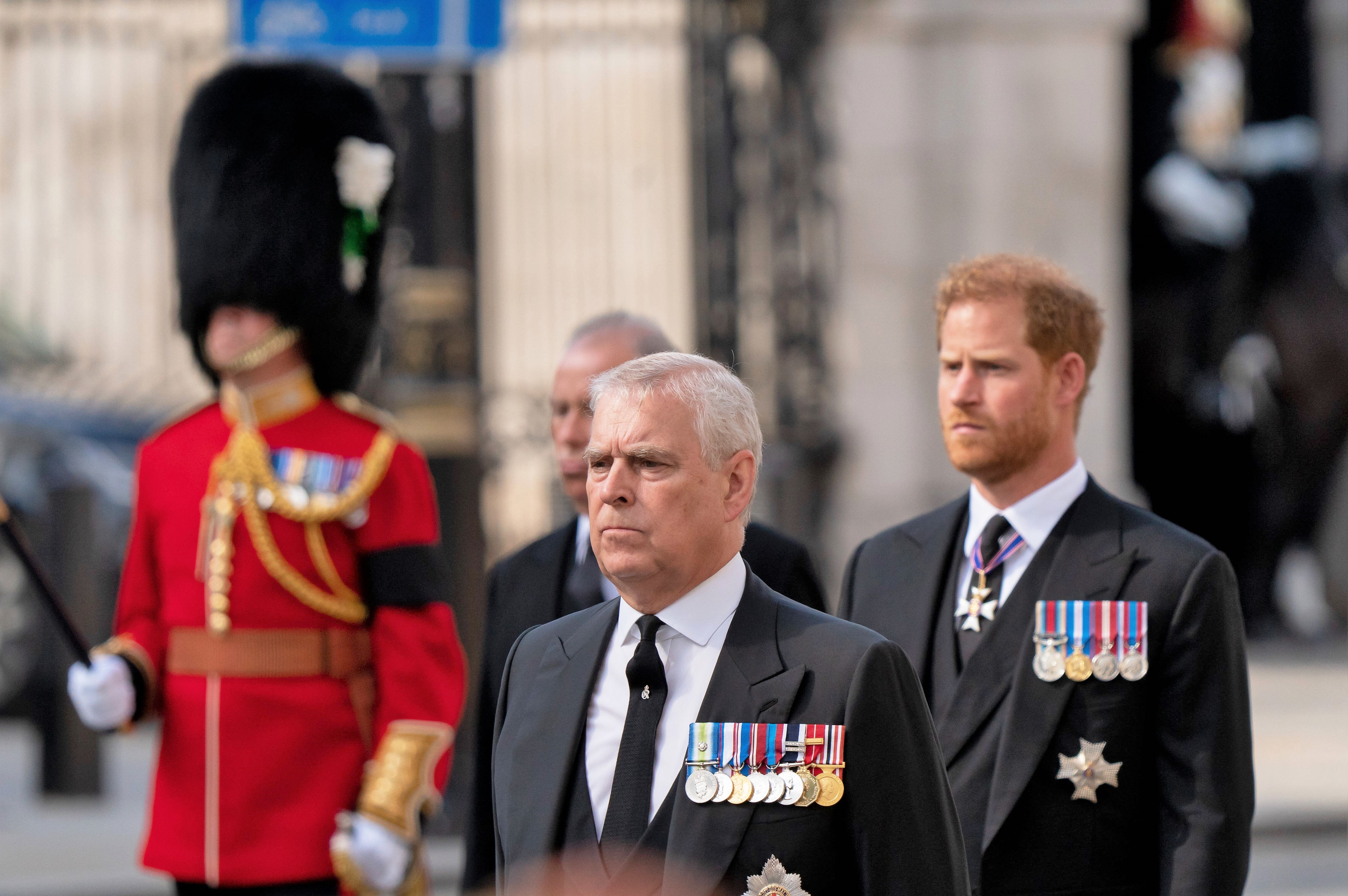König Charles wirft Prinz Andrew aus dem Palast! Harte Entscheidung von Charles gegen seinen Bruder