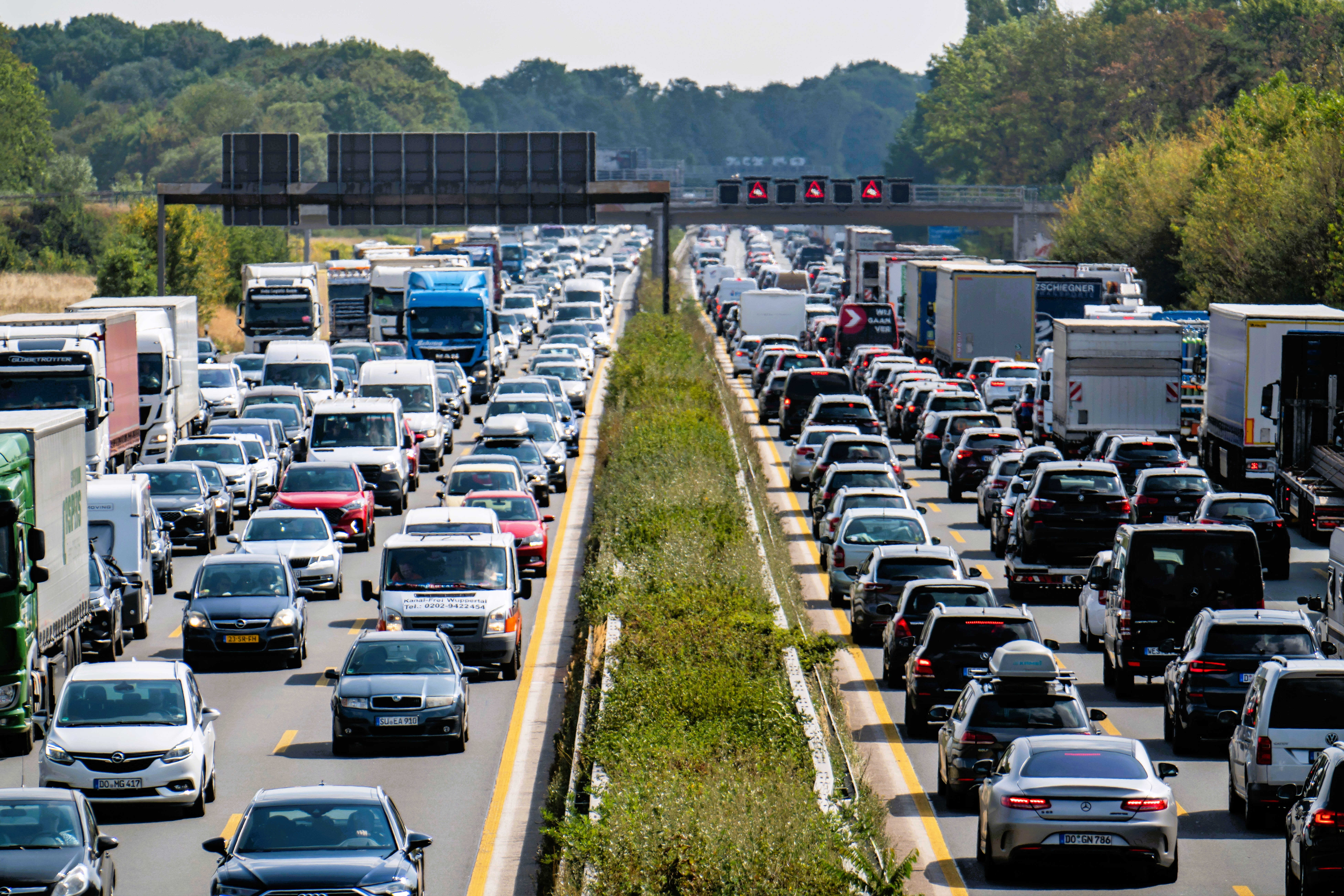 Mega-Stau! Auf einer Länge von 50 Kilometern - Helfer müssen weiße, pulverartige Substanz von der Fahrbahn entfernen