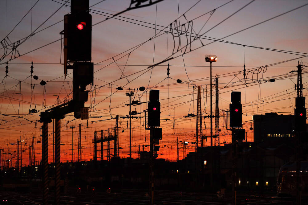 Schweres Zugunglück! Güterzug rast in Gruppe junger Leute - mindestens ein Junge stirbt!