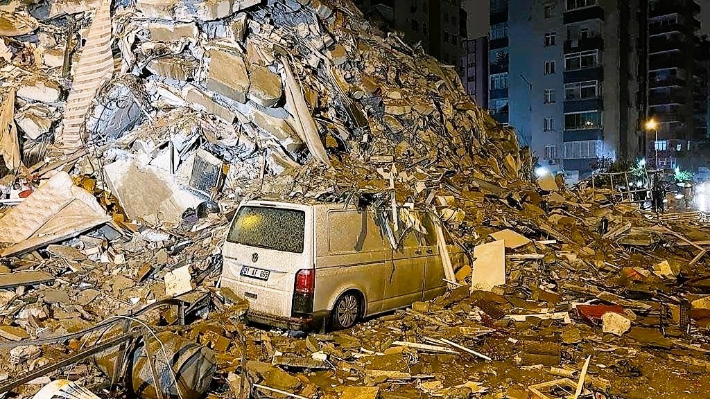 Türkei-Beben - Deutscher Fußballprofi schwer verletzt! Rettung läuft weiter!