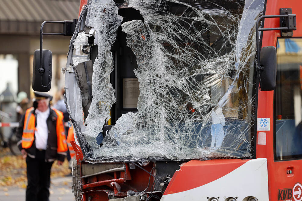 Schweres Busunglück - Linienbus hängt im Baum! - Fahrer erleidet schwere Verletzungen