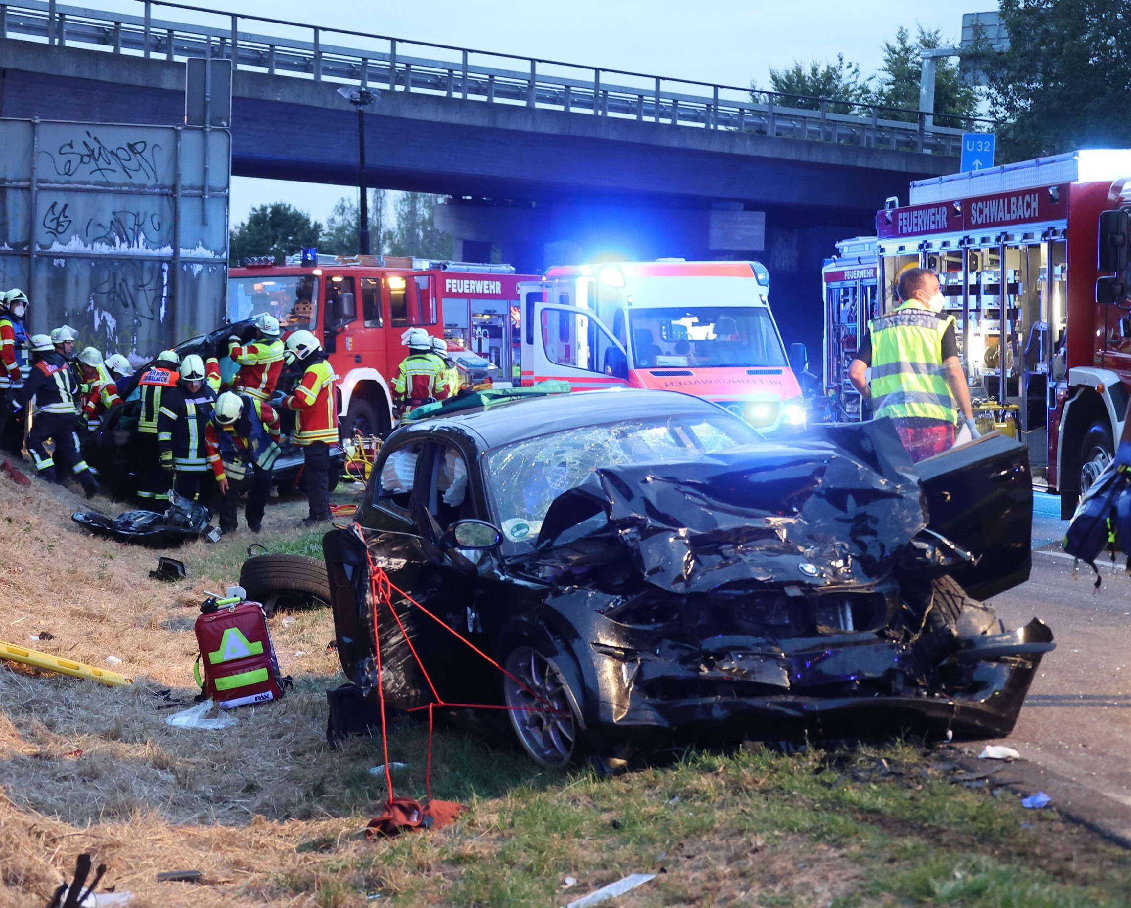 Tragischer Unfall –  Fahrer stirbt in völlig zerfetztem Mercedes!