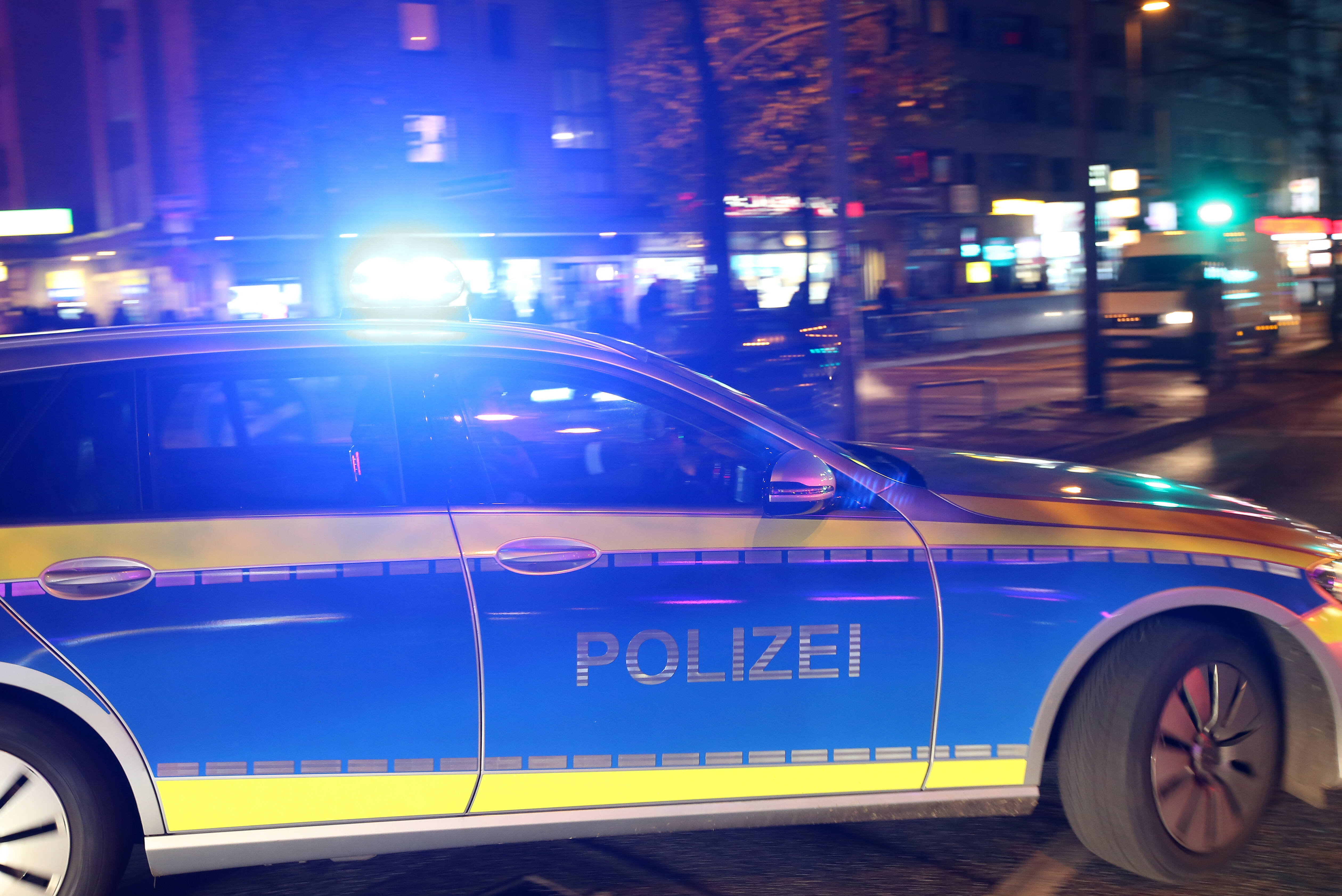 Brummi-Fahrer stoppt Autodieb! Fliehender Autodieb rast in LKW-Barriere nach Flucht vor der Polizei!
