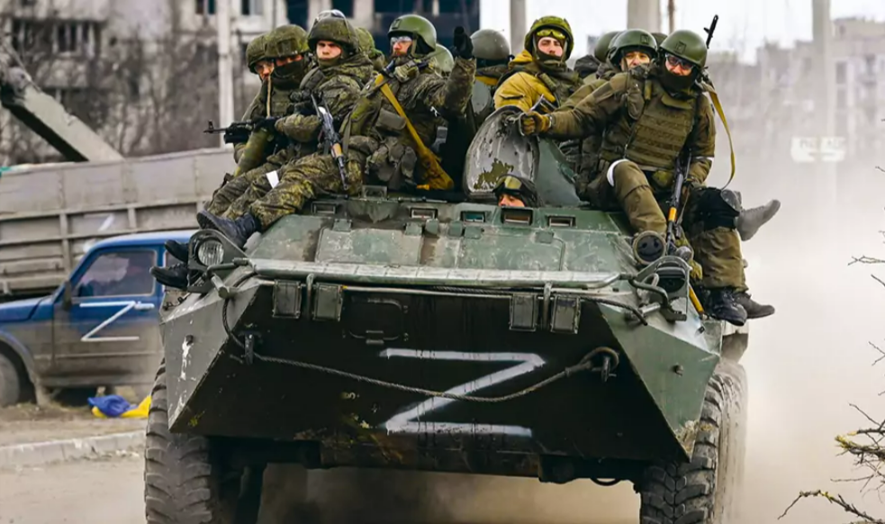 Bei den Russen liegen die Nerven blank! Russischer Soldat bedroht General mit Granate!