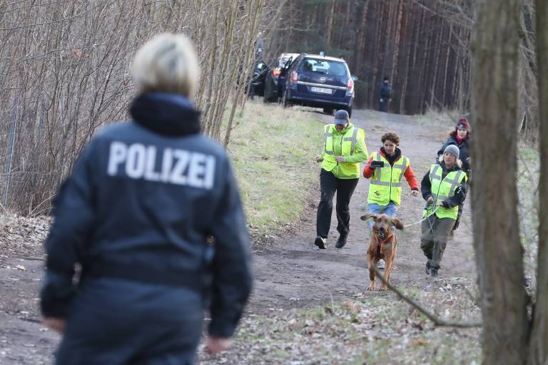 Schwangere Lehrerin (35) tot in ihrer Wohnung aufgefunden - die Polizei sucht ihren Verlobten!