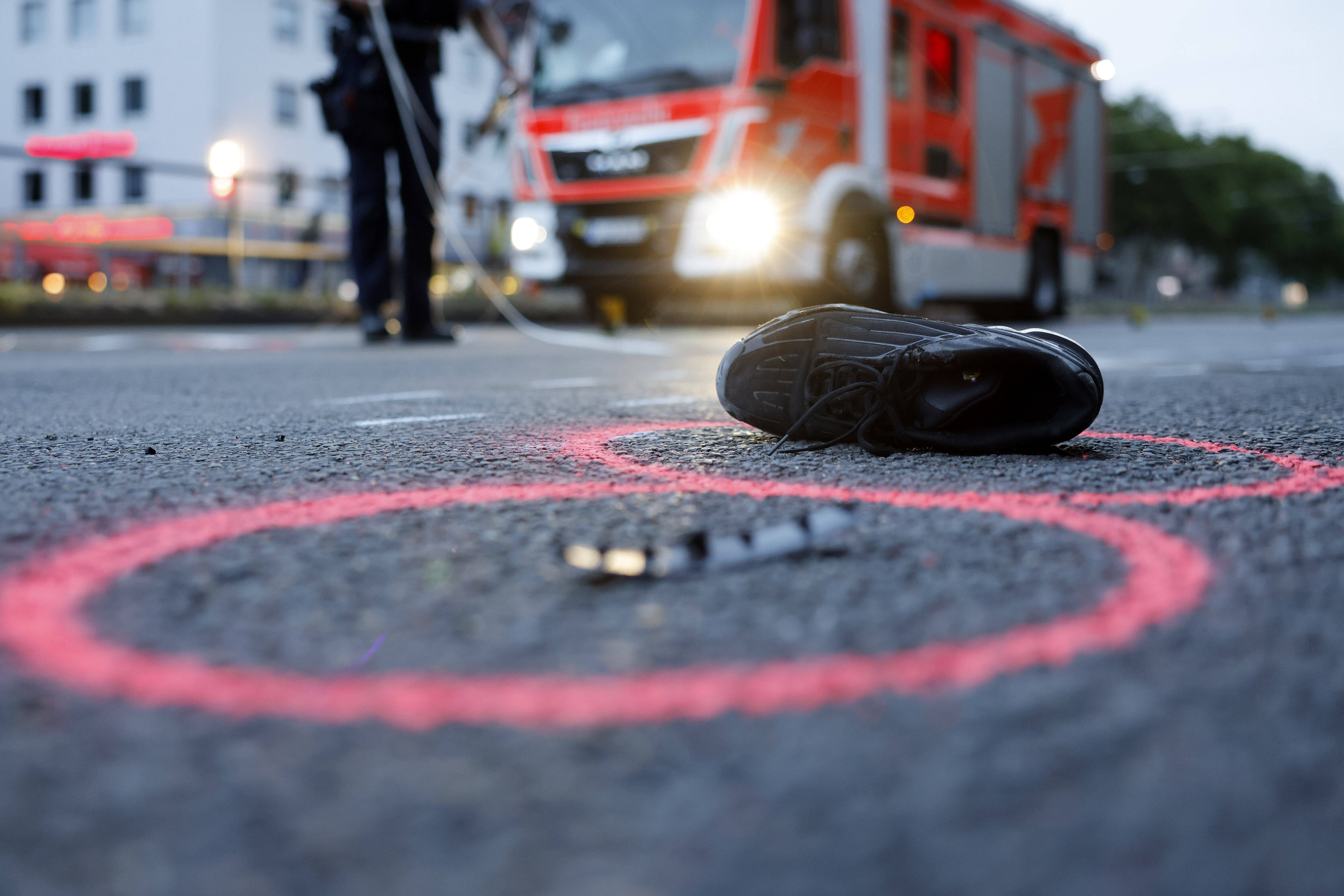 Feuer auf Schnellstraße! Motorrad rast in LKW! Tödlicher Crash - der Fahrer hatte keine Chance!