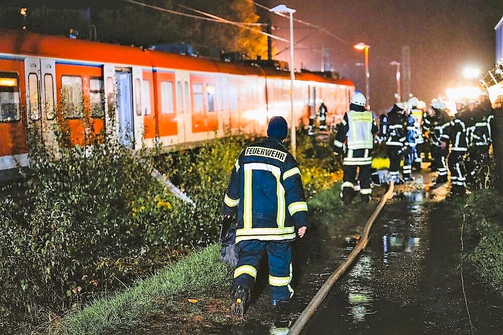 Bahn muss Regionalzug evakuieren! 1.200 Fahrgäste müssen auf die Schienen - bei sengender Hitze, was war passiert?