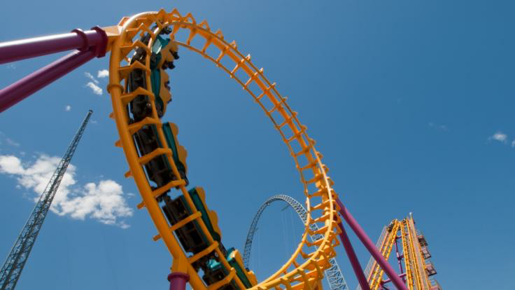 Horror-Unfall aus Freizeitpark gemeldet - 1 Todesopfer und 4 Verletzte Achterbahn entgleist!