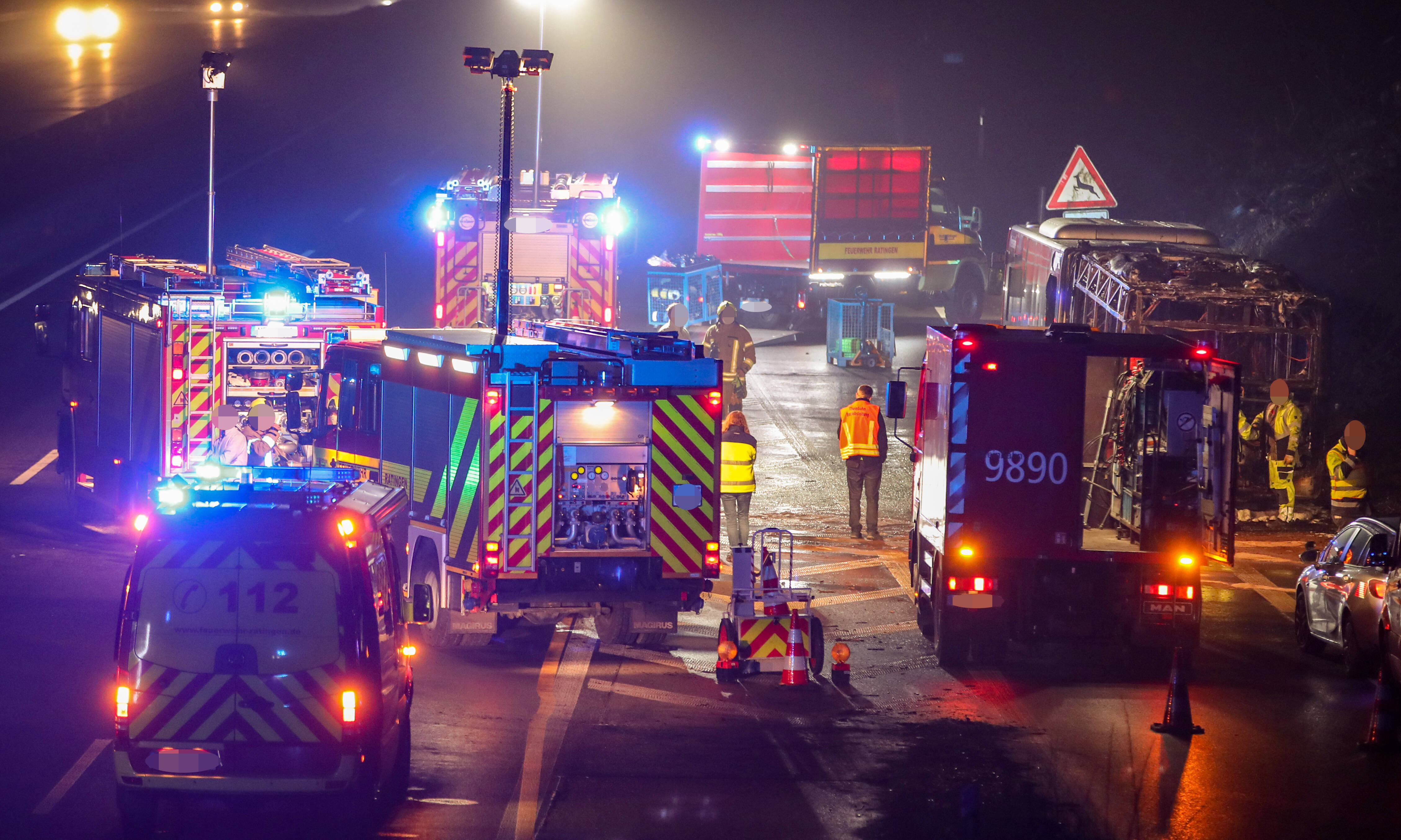 Raser ohne Führerschein tötet 18-jährigen an Bushaltestelle und flüchtet vor einer Polizeistreife!