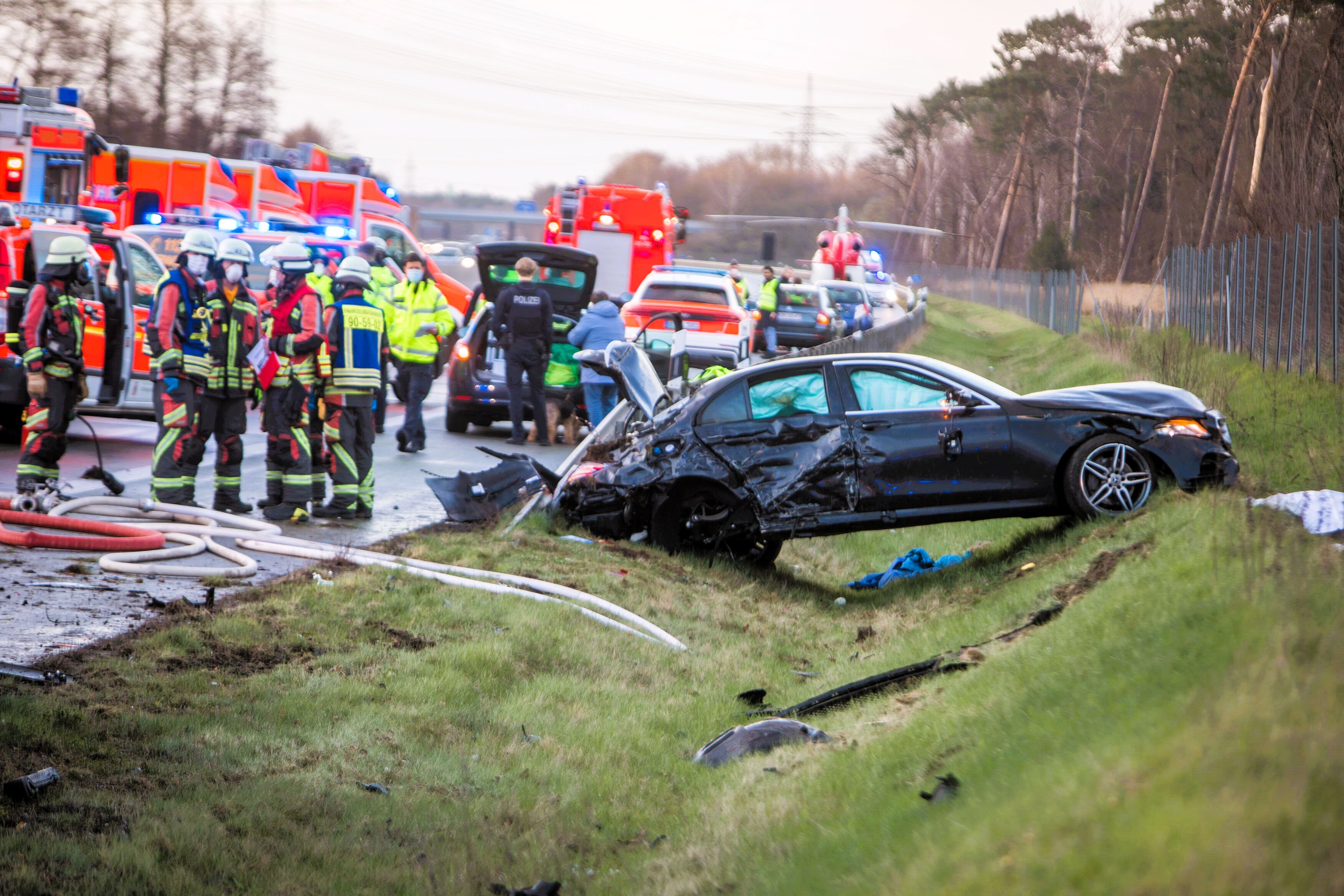 Fahrerflucht! BMW baut schweren Unfall - Raser flüchten mit verletzen kleinen Mädchen und lassen Opfer zurück!