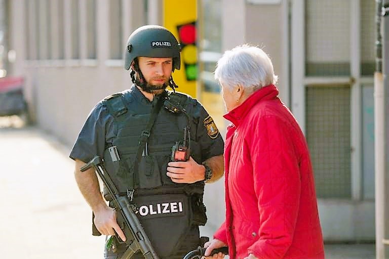 Schüler (13) sticht 25-jährige Frau nieder - Sie sollen angeblich ein Verhältnis gehabt haben!