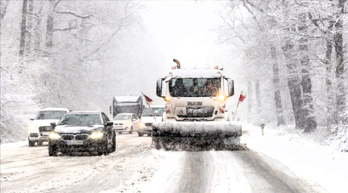 Schwerer Linienbus-Unfall nach Glatteis! Bus rutsch einfach in den Graben - viele Passagiere verletzt