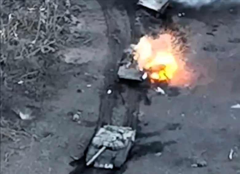 [Video]▶️ Putins Panzer rasen in die Falle! Russische Panzerkolonne steuert in Minenfeld
