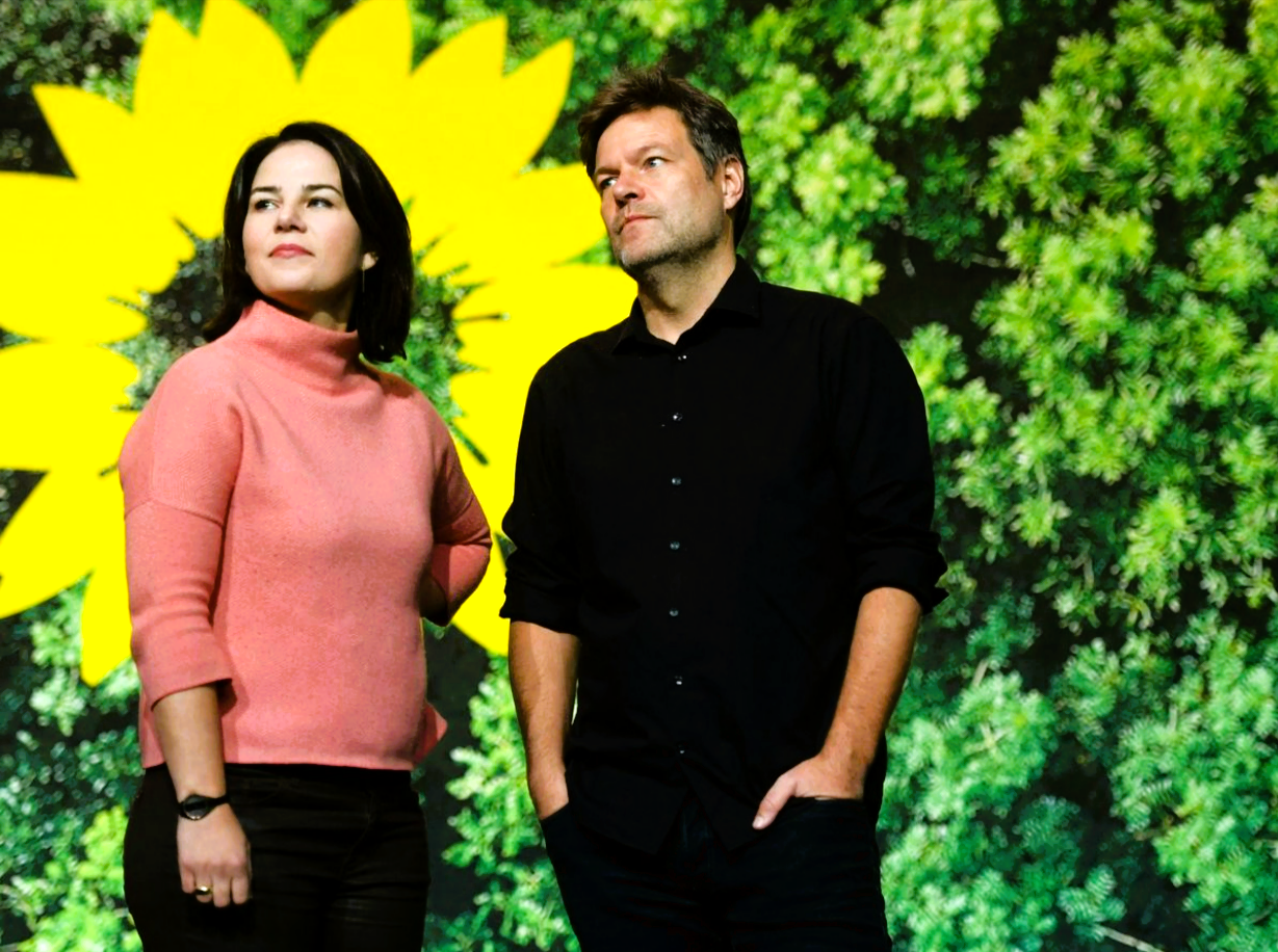 Grünen Verbot in Deutschland! 200.000 Unterschriften - Sogar der Bundestag prüft jetzt ein Partei-Verbot!