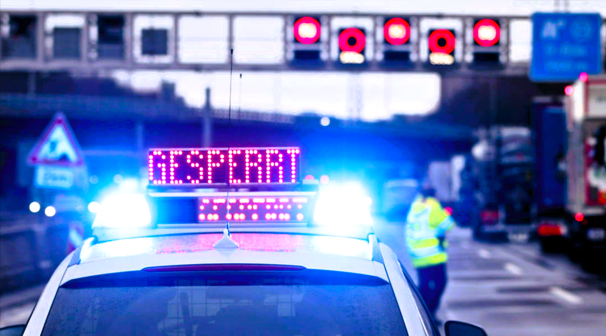 Vollsperrung! Geisterfahrer verursacht schweren Unfall auf Autobahn, 4 Personen schwer verletzt - 2 Kinder unter den Opfern