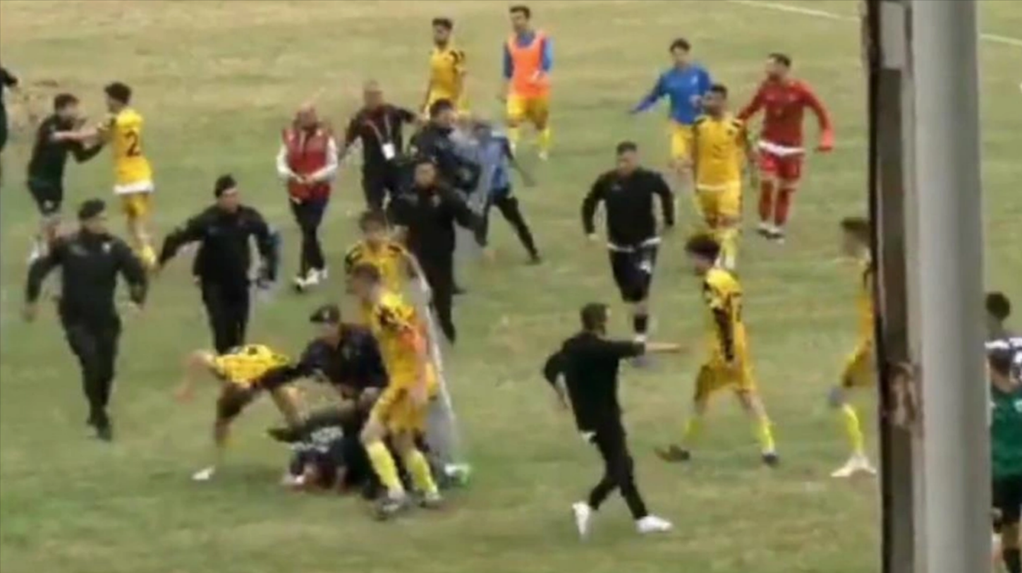 16 Rote Karten! Relegationsspiel artet vollkommen aus - Polizei muss Gemüter beruhigen!