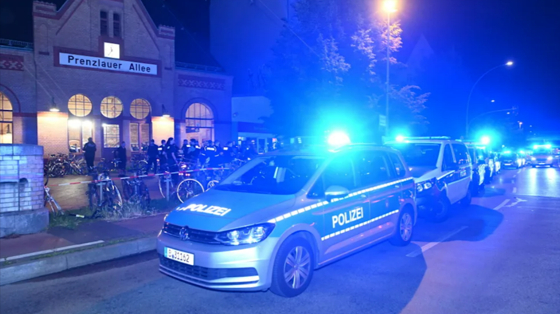 Tödliche Messerattacke am Bahnhof - 64-jähriger Mann stirbt im Krankenhaus - Täterin stellt sich nach Flucht