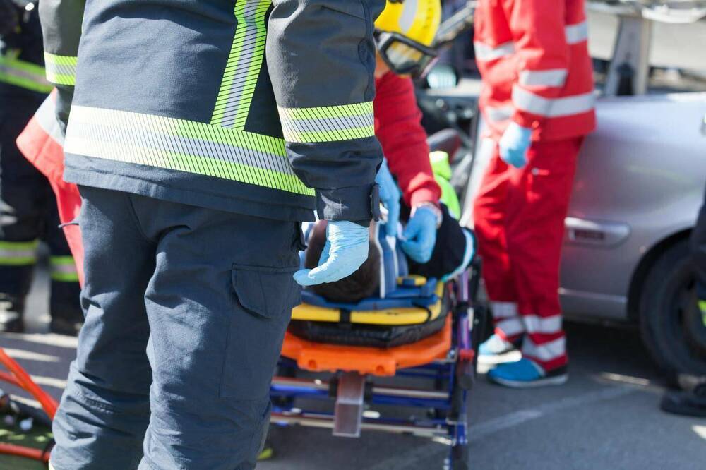 Tödlicher Unfall im Mercedes-Werk! Zwei Personen beteiligt - Frau stirbt an der Unfallstelle