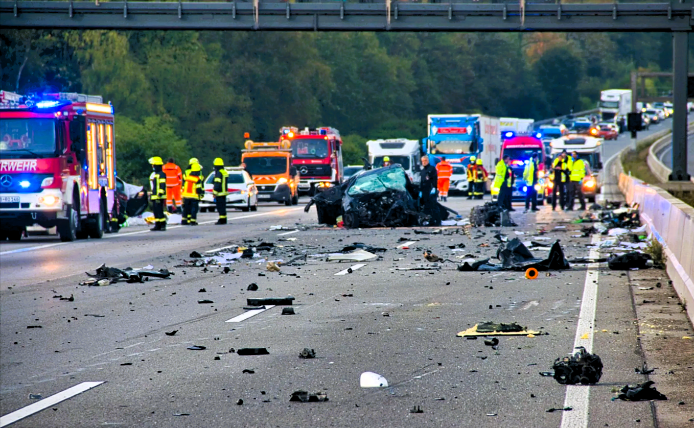 Vollsperrung! Unfall verwandelt Autobahn in Trümmerfeld - Mehrere Menschen verletzt!